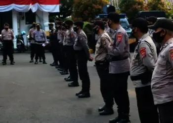 PENGAMANAN–Sebelum pengamanan, personel Polres Pandeglang diberi arahan oleh Kapolres Pandeglang AKBP Belny Warlansyah, di lingkungan Pendopo Bupati Pandeglang, Jumat (20/8/2021). (NIPAL SUTIANA/SATELITNEWS.ID)