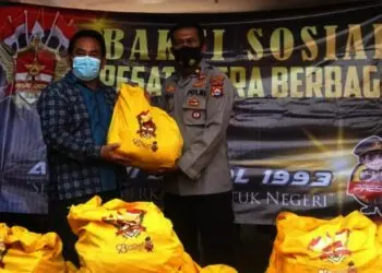 SIAP DISALURKAN–Perwakilan Polres Pandeglang, menerima bantuan sembako untuk disalurkan kembali ke warga terdampak Covid-19, dari Alalumni Akpol 1993 Batalyon Pesat Gatra Polda Banten, Minggu (22/8/2021). (ISTIMEWA)