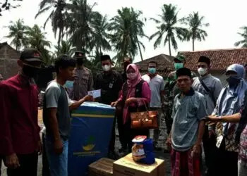 SALURKAN BANTUAN–Kepala Dinsos Pandeglang, Nuriah, didampingi jajarannya dan pihak lainnya, secara simbolis memberikan bantuan dari Bupati Pandeglang untuk para korban kebakaran, Jumat (20/8/2021). (DOKUMEN DINSOS PANDEGLANG)