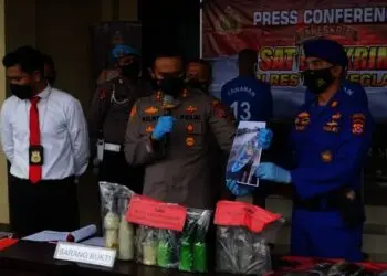 TUNJUKAN BARANG BUKTI–Kapolres Pandeglang, AKBP Belny Warlansyah didampingi jajarannya, menujukkan barang bukti yang digunakan para pelaku pengemboman ikan, saat pres rilis di Mapolres Pandeglang, Senin (23/8/2021). (NIPAL SUTIANA/SATELITNEWS.ID)