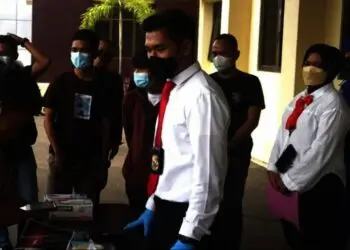 GELAR PERKARA–Kasat Reskrim Polres Pandeglang, AKP Fajar Maulidi, didampingi jajarannya sedang menunjukan barang bukti pencabulan, yang berhasil diamankan, Senin (23/8/2021). (NIPAL SUTIANA/SATELITNEWS.ID)
