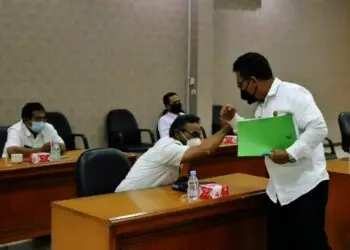 BERSALAMAN–Sekda Pandeglang, Pery Hasanudin, bersalaman dengan jajaran ASN di lingkungan Setda setempat, usai melakukan rapat di Aula Setda Pandeglang, beberapa waktu lalu. (DOKUMEN/SATELITNEWS.ID)