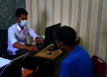 DIPERIKSA–Anggota Satres Narkoba Polres Pandeglang, sedang memeriksa tersangka J, atas dugaan penyalahgunaan narkotika, di ruang kerjanya, Selasa (24/8/2021). (DOKUMEN POLRES PANDEGLANG)