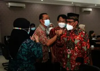 BERSALAMAN–Sekda Pandeglang, Pery Hasanudin, bersalaman dengan jajarannya, dalam acara rapat koordinasi dan tindaklanjut evaluasi SPBE, di Aula Setda Pandeglang, Jumat (27/8/2021). (NIPAL SUTIANA/SATELITNEWS.ID)