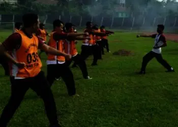 UJIAN FISIK–Para personel Polres Pandeglang, sedang menjalani ujian fisik di Stadion Badak Kabupaten Pandeglang, Jumat (27/8/2021). (ISTIMEWA)