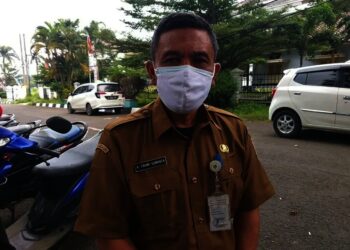 WAWANCARA–Kepala BKD Pandeglang, Ali Fahmi Sumanta, saat di wawancara wartawan di lingkungan Setda Pandeglang, Senin (30/8/2021). (NIPAL SUTIANA/SATELITNEWS.ID)