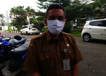 WAWANCARA–Kepala BKD Pandeglang, Ali Fahmi Sumanta, saat di wawancara wartawan di lingkungan Setda Pandeglang, Senin (30/8/2021). (NIPAL SUTIANA/SATELITNEWS.ID)