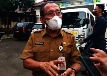 KEPALA DINDIKBUD–Kepala Dindikbud Pandeglang, Taufik Hidayat, sedang di wawancara wartawan, usai menghadiri acara perpisahan Pery Hasanudin, di lingkungan Pendopo Bupati Pandeglang, Selasa (31/8/2021). (NIPAL SUTIANA/SATELITNEWS.ID)