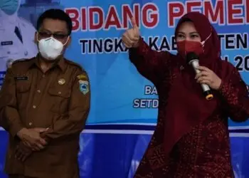 TERKESAN–Bupati Pandeglang, Irna Narulita, acungkan jempol saat menyampaikan kesan dan pesan tentang Pery Hasanudin, di hadapan jajarannya di lingkungan Pendopo Pandeglang, Selasa (31/8/2021). (NIPAL SUTIANA/SATELITNEWS.ID)