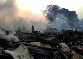 Lapak dan Kendaraan Ludes Terbakar di Pondok Aren