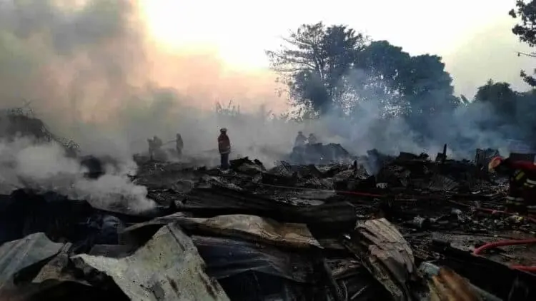 Lapak dan Kendaraan Ludes Terbakar di Pondok Aren