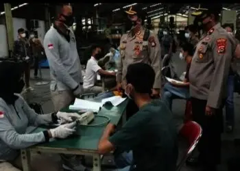 VAKSINASI KARYAWAN–Kepolisian Resor (Polres) Serang menggelar vaksiniasi presisi, di PT Asa Bintang Pratama, di Kawasan Industri Modern Cikande, Kabupaten Serang, Sabtu (7/8/2021). (ISTIMEWA)