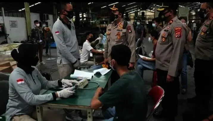VAKSINASI KARYAWAN–Kepolisian Resor (Polres) Serang menggelar vaksiniasi presisi, di PT Asa Bintang Pratama, di Kawasan Industri Modern Cikande, Kabupaten Serang, Sabtu (7/8/2021). (ISTIMEWA)