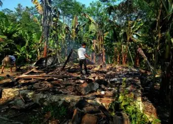 KEBAKARAN–Rumah milik Juhedi, warga Kampung Cijeblok Jeruk, RT 08 RW 02, Desa Talagawarna, Kecamatan Paubaran, Kabupaten Serang, ludes terbakar, Sabtu (28/8/2021). Kebakaran, diduga akibat korsleting listrik. (ISTIMEWA)