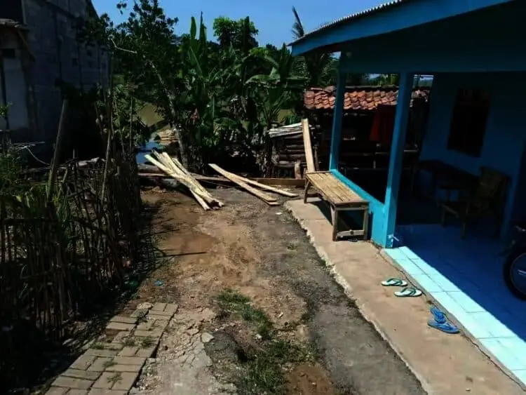 Lingkungan Desa Kemuning, Kecamatan Tunjung Teja, Kabupaten Serang, sudah surut dari banjir dan aktifitas warganya mulai normal, Rabu (12/8/2021). (ISTIMEWA)