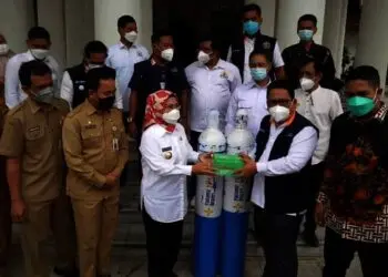 BANTUAN OKSIGEN–Pemerintah Kabupaten (Pemkab) Serang, menerima bantuan tabung oksigen dari Kadin Provinsi Banten, untuk memaksimalkan penanggulangan Covid-19, Senin (30/8/2021). (ISTIMEWA)