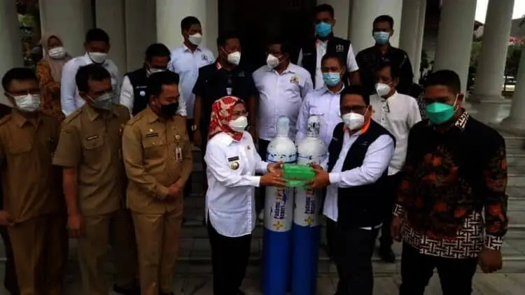Kadin Banten Salurkan Puluhan Tabung Oksigen Untuk Pemkab Serang