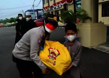 SALURKAN BANTUAN–Polres Serang melalui personel Bhabinkamtibmas, mendistribusikan sebanyak 330 paket sembako untuk santri Pondok Pesantren (Ponpes), serta masyarakat yang terdampak Pemberlakuan Pembatasan Kegiatan Masyarakat (PPKM). Bantuan tersebut merupakan dari Alumni Akpol 1993, Minggu (22/8/2021). (ISTIMEWA)