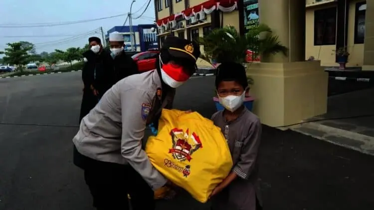 Ratusan Paket Sembako Untuk Santri dan Masyarakat Terdampak PPKM Disalurkan Oleh Personel Polres Serang