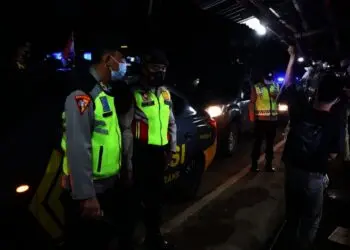 PATROLI GABUNGAN–Petugas personel TNI/Polri dan dari unsur Pemkab Serang, menggelar patroli gabungan berskala besar dalam rangka PPKM level 3, di sepanjang Jalan Raya Serang – Jakarta, mulai dari wilayah Kecamatan Ciruas hingga Cikande, Sabtu (14/8/2021) malam. (ISTIMEWA)