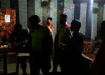 Personil Satuan Samapta Polres Serang, mengangkut peralatan elektronik milik Disc Jockey (DJ) dari Tempat Hiburan Malam (THM), di Jalan Raya Serang – Jakarta, tepatnya di Desa Kaserangan, Kecamatan Ciruas, Kabupaten Serang, Selasa (10/8) malam. (ISTIMEWA)
