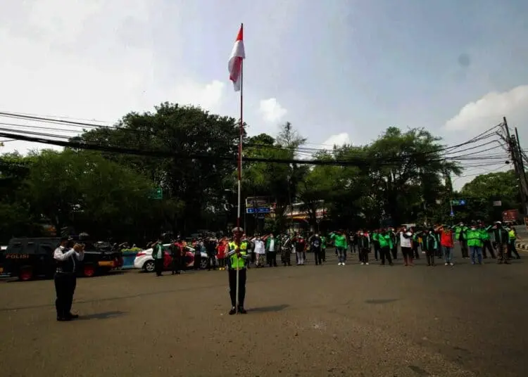 Potret Pengendara di Jalan Daan Mogot Saat Detik-detik Proklamasi