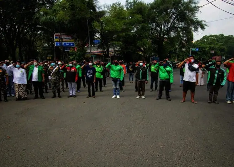 Potret Pengendara di Jalan Daan Mogot Saat Detik-detik Proklamasi