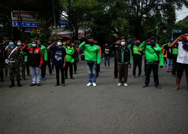 Potret Pengendara di Jalan Daan Mogot Saat Detik-detik Proklamasi