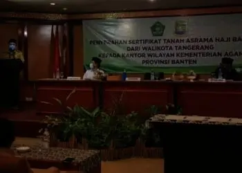 Wali Kota Tangerang Serahkan Sertipikat Tanah Asrama Haji Kepada Kemenag Banten