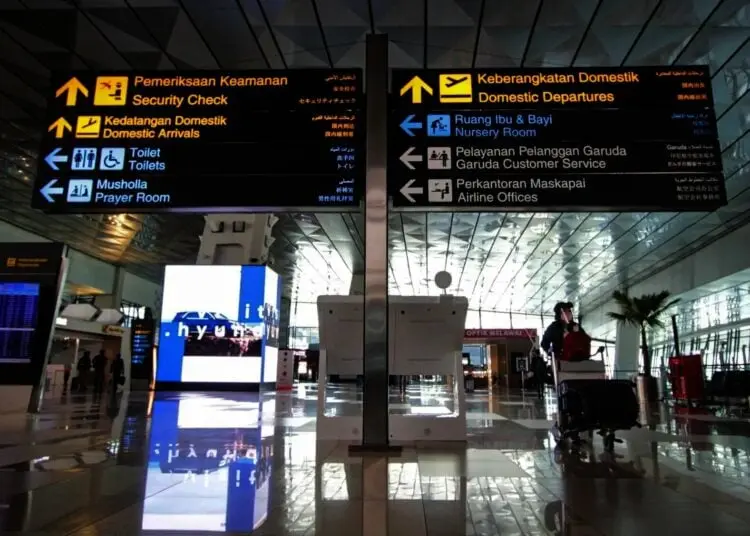 Foto Aktifitas Penumpang di Bandara Soetta Pada Masa PPKM Jawa-Bali