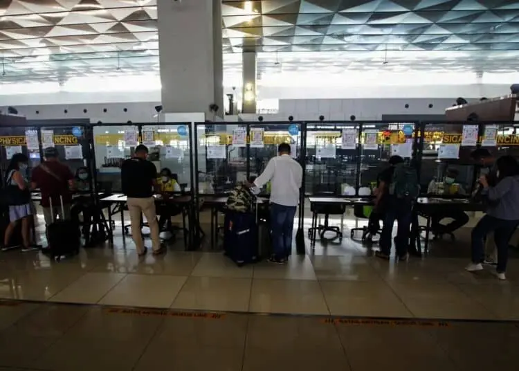 Foto Aktifitas Penumpang di Bandara Soetta Pada Masa PPKM Jawa-Bali