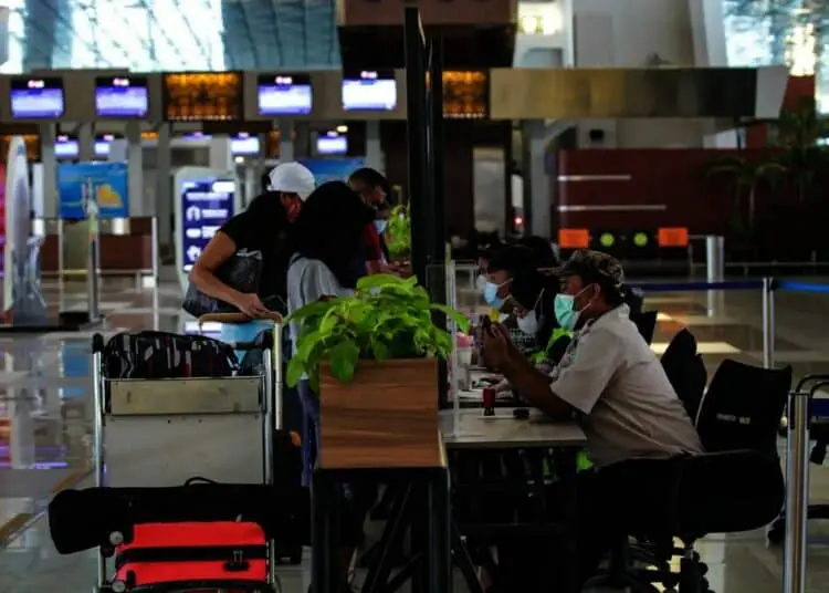 Foto Aktifitas Penumpang di Bandara Soetta Pada Masa PPKM Jawa-Bali