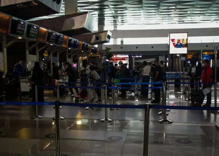 Foto Aktifitas Penumpang di Bandara Soetta Pada Masa PPKM Jawa-Bali