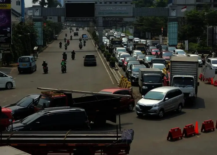 Foto Suasana Penyekatan di Jalan Raya Serpong Saat PPKM Diperpanjang