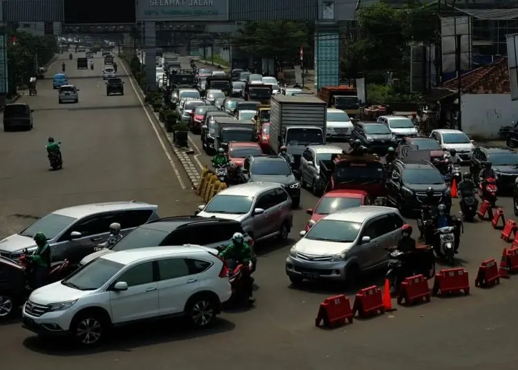 Foto Suasana Penyekatan di Jalan Raya Serpong Saat PPKM Diperpanjang