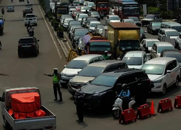 Foto Suasana Penyekatan di Jalan Raya Serpong Saat PPKM Diperpanjang