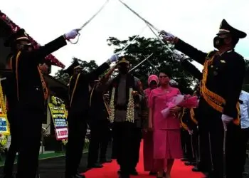 KENAL PAMIT–Kapolres Pandeglang, AKBP Belny Warlansyah, menghormat kepada jajarannya saat kedatangannya disambut, di halaman Mapolres Pandeglang, Kamis (5/8/2021). (NIPAL SUTIANA/SATELITNEWS.ID)