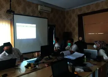 VERIFIKASI ADMINISTRASI–Petugas BKD Pandeglang, melakukan verifikasi persyaratan administrasi pendaftar CPNS dan PPPK secara terbuka, di Aula BKD Pandeglang, beberapa waktu lalu. (DOKUMEN/SATELITNEWS.ID)