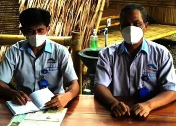 Kepala Bagian Teknik PDAM Tirta Berkah Pandeglang, Muchsinin (kanan), bersama Kepala Bagian Hubungan Pelanggan PDAM Tirta Berkah Kabupaten Pandeglang, Hendi Kusmawan, beberapa waktu lalu. (DOKUMEN/SATELITNEWS.ID)