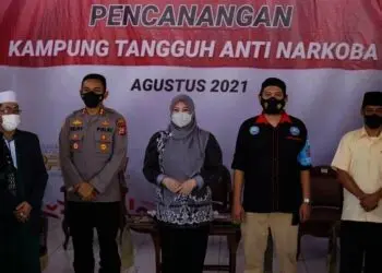 PEMBENTUKAN KAMPUNG TANGGUH ANTI NARKOBA–Kapolres Pandeglang, AKPB Belny Warlansyah dan Bupati Pandeglang, Irna Narulita, sedang foto bersama ulama dan unsur terkait lainnya, usai meresmikan Kampung Tangguh Anti Narkoba, di Kelurahan Pandeglang, Kecamatan Pandeglang, Rabu (25/8/2021). (ISTIMEWA)