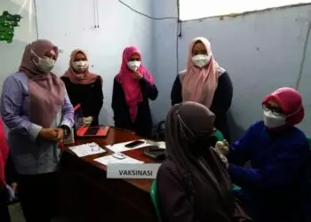 VAKSINASI KALANGAN DISABILITAS–Bupati Pandeglang, Irna Narulita, didampingi jajarannya meninjau pelaksanaan vaksinasi terhadap para penyandang disabilitas, di Dinkes Pandeglang, Kamis (26/8/2021). (NIPAL SUTIANA/SATELITNEWS.ID)