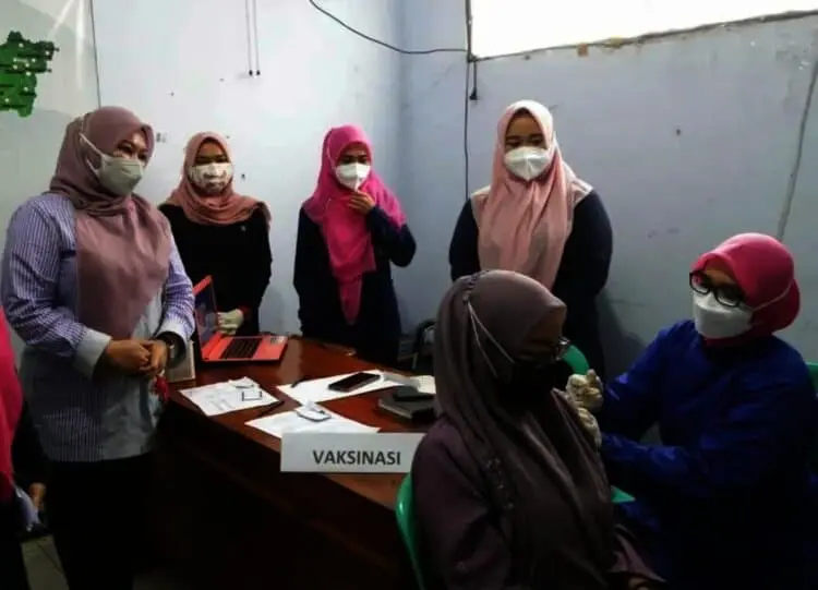 VAKSINASI KALANGAN DISABILITAS–Bupati Pandeglang, Irna Narulita, didampingi jajarannya meninjau pelaksanaan vaksinasi terhadap para penyandang disabilitas, di Dinkes Pandeglang, Kamis (26/8/2021). (NIPAL SUTIANA/SATELITNEWS.ID)