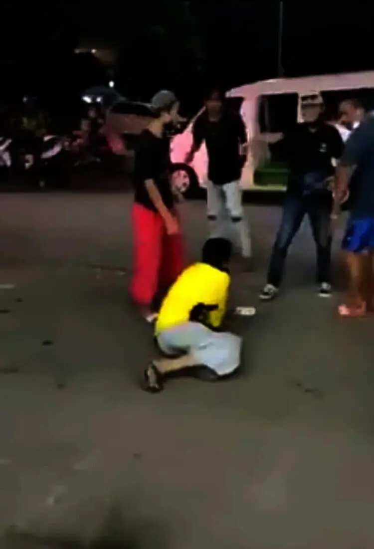 Orang Dengan Gangguan Jiwa Mengamuk di Minimarket