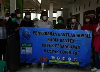 Tim Kadin Banten sebar bantuan PPKM Covid-19 ke berbagai kalangan disejumlah daerah, yang terdampak langsung Covid-19, Selasa (3/8/2021). (ISTIMEWA)