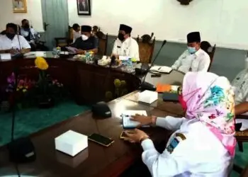 RAPAT PENGUNDURAN PILKADES - Sekda Kabupaten Serang, Entus Mahmud Sahiri, memimpin rapat pengunduran Pilkades Kabupaten Serang, hingga batas waktu yang belum ditentukan, Rabu (4/8/2021). (ISTIMEWA)