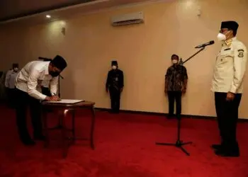 PELANTIKAN - Gubernur Banten Wahidin Halim, melantik 6 pejabat tinggi di lingkungan Pemprov Banten, Kamis (5/8/2021). (ISTIMEWA)