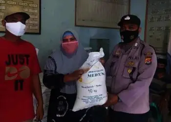 PENYALURAN BANSOS BERAS PPKM - Seorang KPM di Desa Sukanagara, Kecamatan Muncang, Kabupaten Lebak, menerima Bansos Beras PPKM, Sabtu (7/8/2021). (ISTIMEWA)