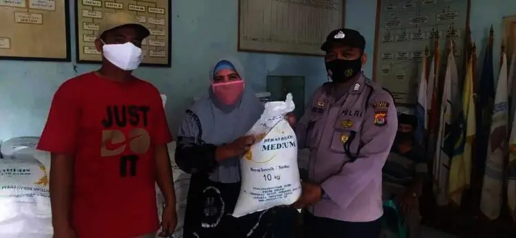 Alhamdulillah, Ratusan KPM se-Kecamatan Muncang - Lebak, "Tersenyum Lebar" Saat Terima Bansos Beras PPKM