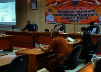 Bupati Pandeglang Irna Narulita, pimpin rapat koordinasi tentang penundaan pencoblosan dan tahapan Pilkades serentak di Pandeglang, Selasa (10/8/2021). (NIPAL SUTIANA/SATELITNEWS.ID)