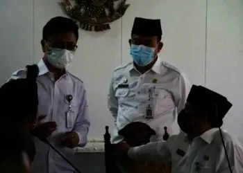 Kadinkes Kabupaten Serang (kiri), berbincang dengan Sekda Entus Mahmud Sahiri dan sejumlah pejabat lainnya, di lingkungan setempat, beberapa waktu lallu. (ISTIMEWA)